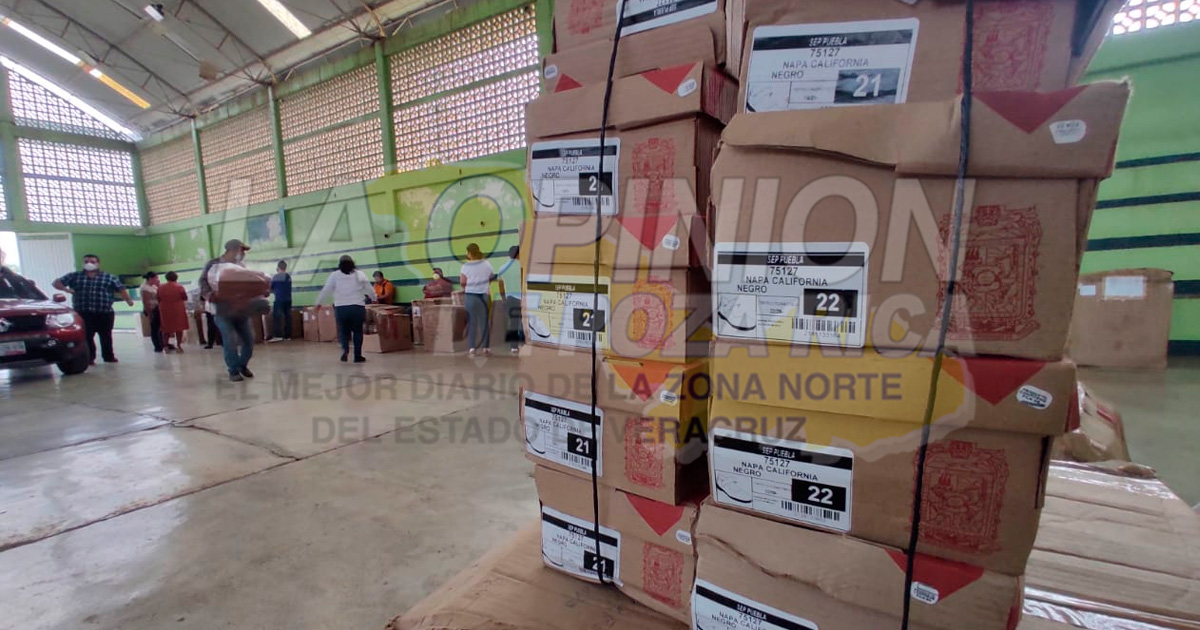 Entregan más de 3 mil pares de zapatos a estudiantes poblanos