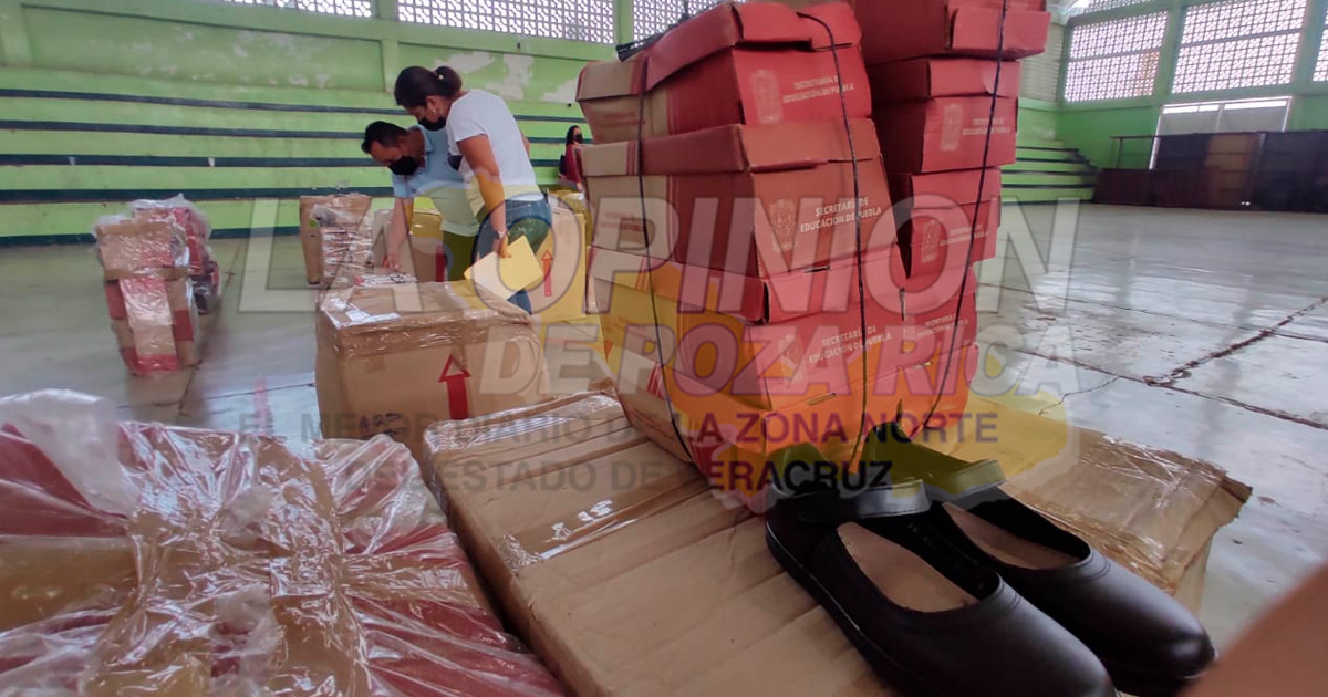 Entregan más de 3 mil pares de zapatos a estudiantes poblanos