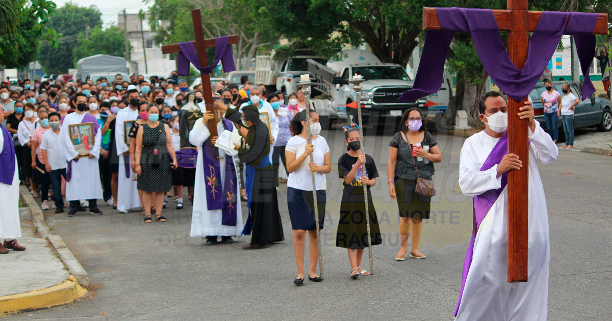 Feligreses católicos representan el Viacrucis en la parroquia Espíritu Santo