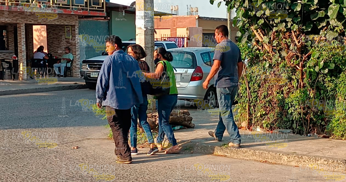 Impacta a un auto y lo proyecta en una barda