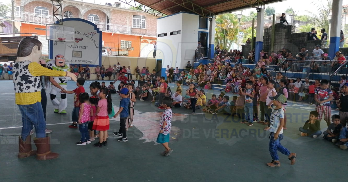 Llevan alegría y diversión a niños de Zozocolco