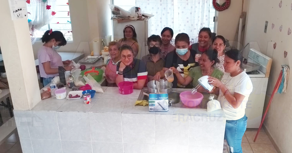 Madres de familia toman curso de repostería en Poza Rica