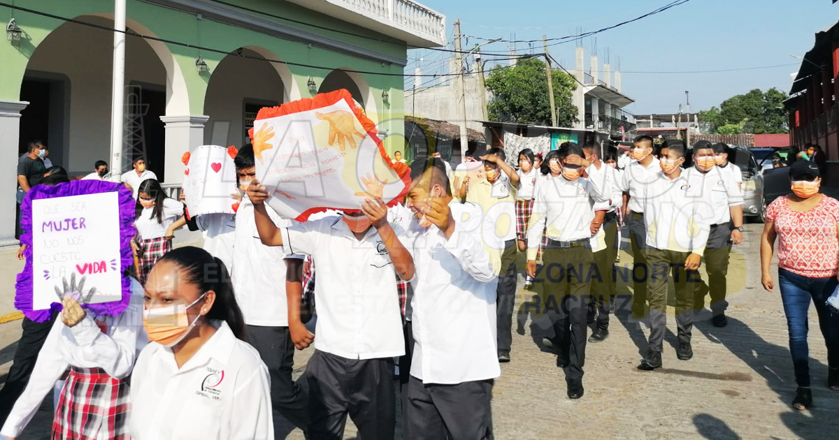 Marchan estudiantes para exigir alto a la violencia en Espinal