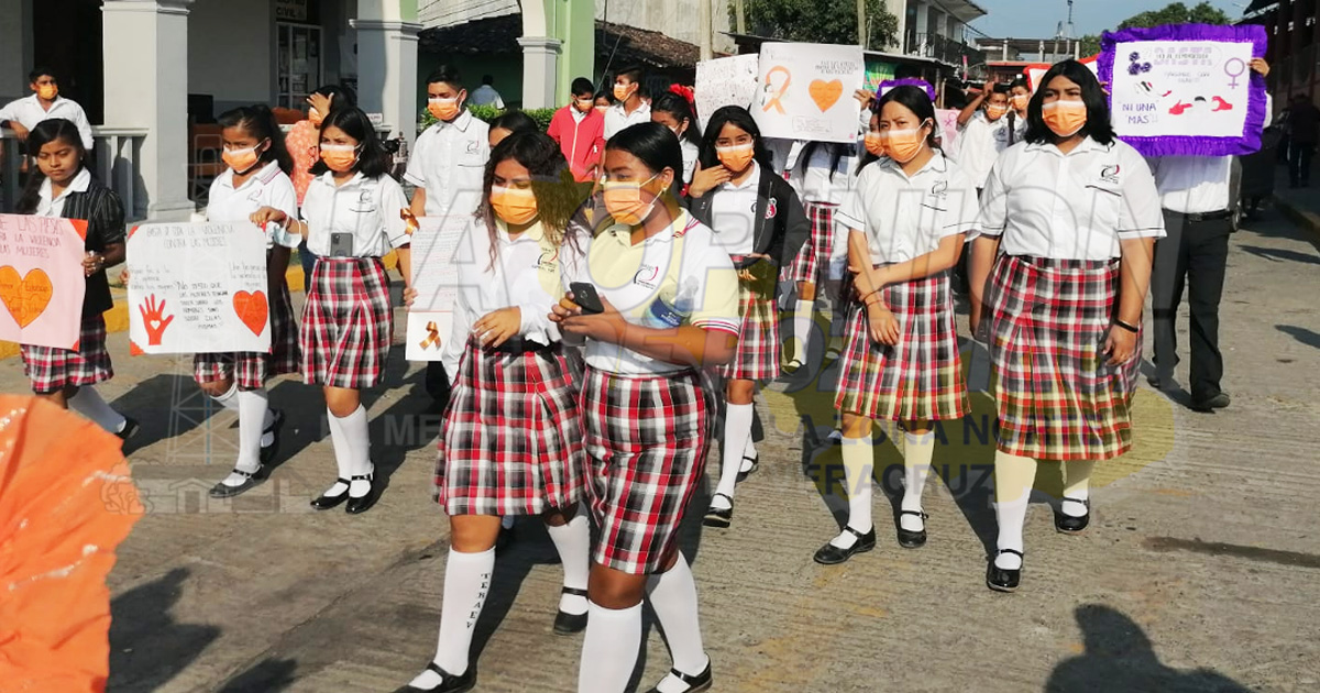 Marchan estudiantes para exigir alto a la violencia en Espinal