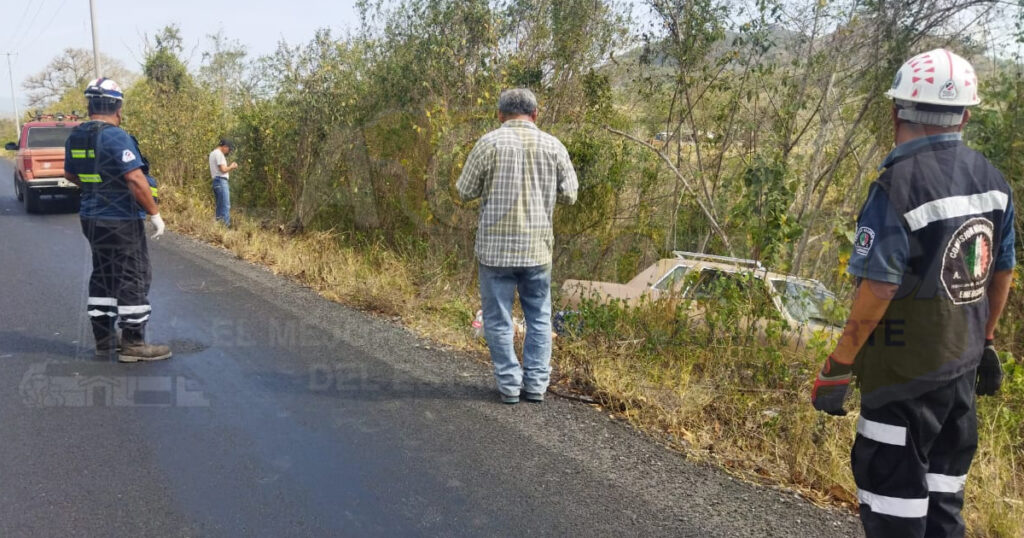 Mujer lesionada en volcadura de automóvil