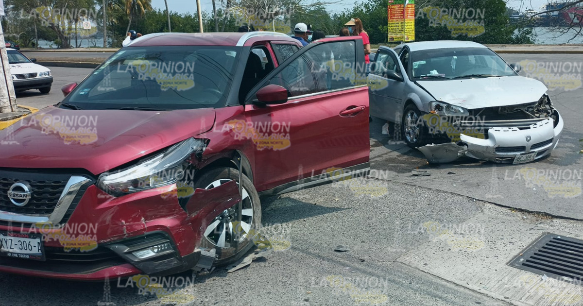 No hace alto total y provoca choque | VIDEO