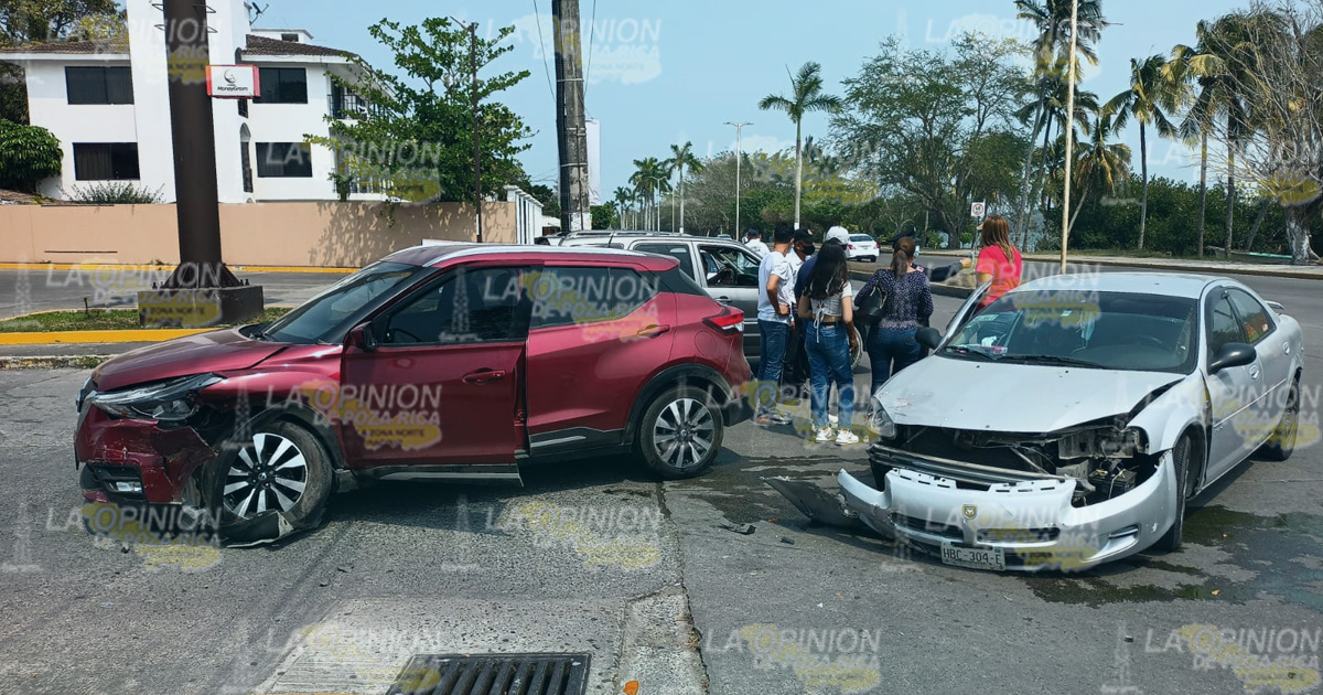 No hace alto total y provoca choque | VIDEO