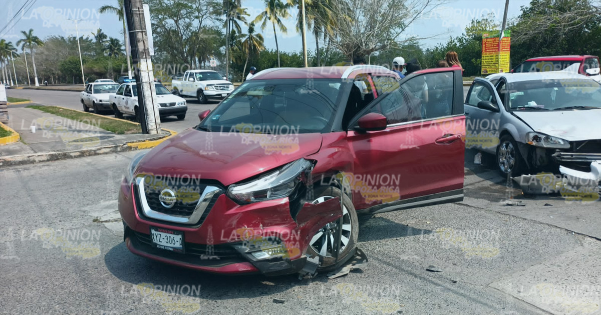 No hace alto total y provoca choque | VIDEO