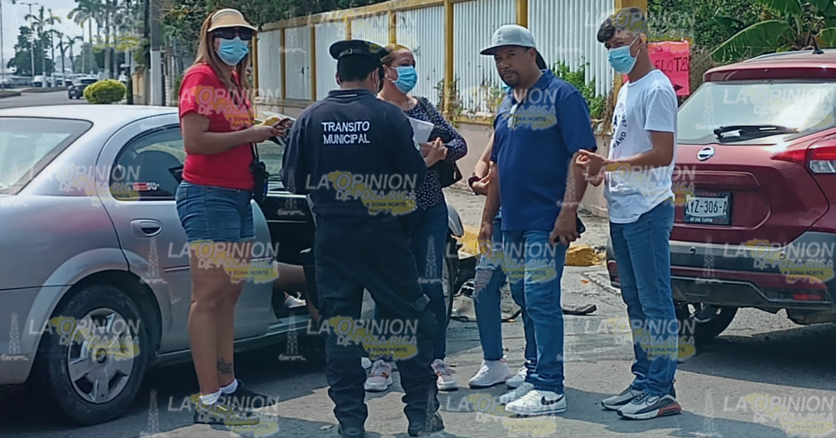 No hace alto total y provoca choque | VIDEO