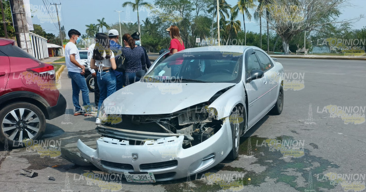 No hace alto total y provoca choque | VIDEO