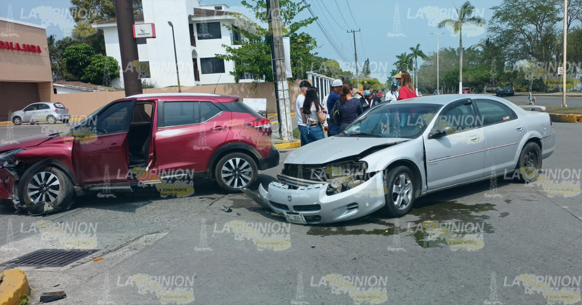 No hace alto total y provoca choque | VIDEO