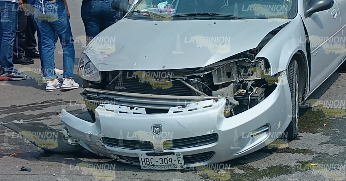 No hace alto total y provoca choque | VIDEO