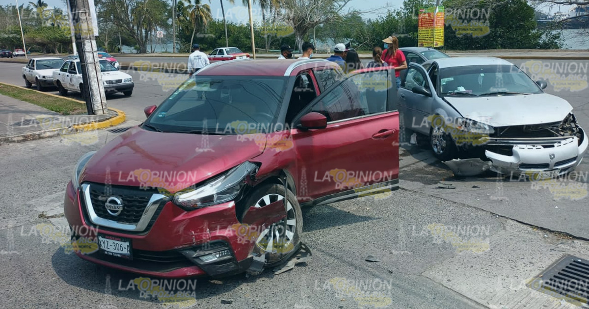 No hace alto total y provoca choque | VIDEO