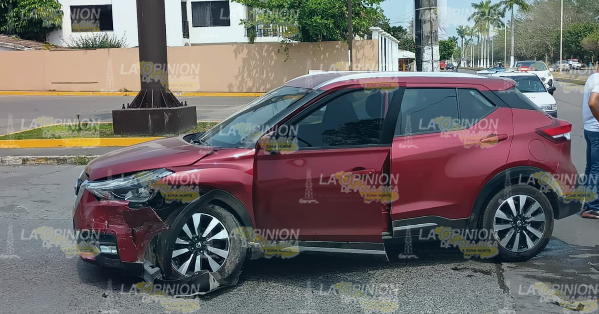 No hace alto total y provoca choque | VIDEO