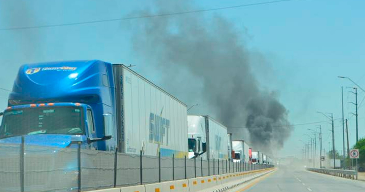 Queman 4 tráileres que esperaban cruzar de Reynosa a Pharr, en Texas