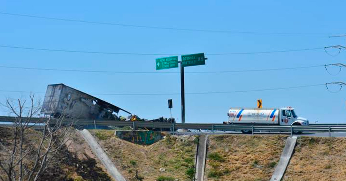 Queman 4 tráileres que esperaban cruzar de Reynosa a Pharr, en Texas