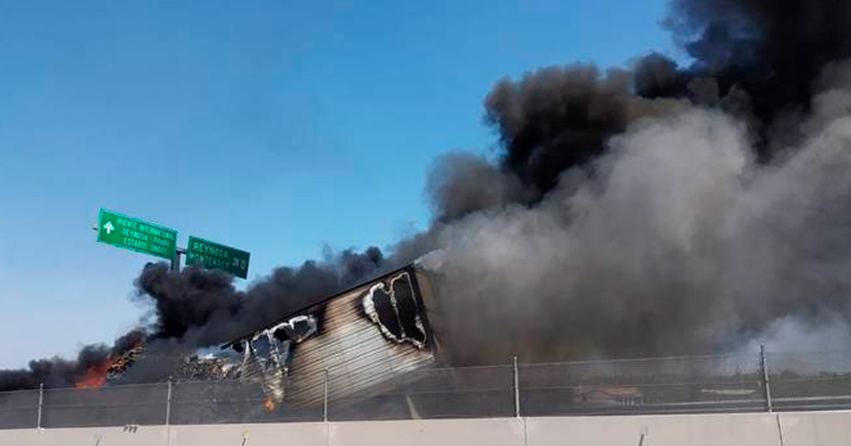 Queman 4 tráileres que esperaban cruzar de Reynosa a Pharr, en Texas