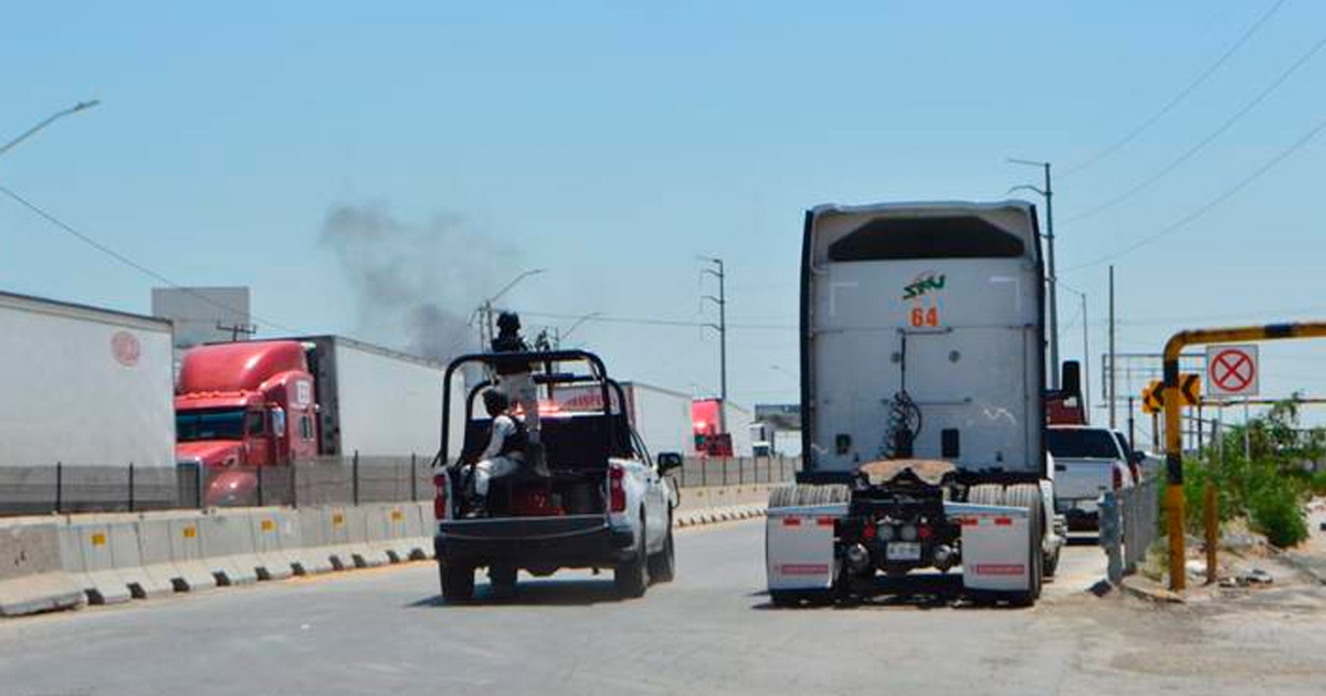 Queman 4 tráileres que esperaban cruzar de Reynosa a Pharr, en Texas