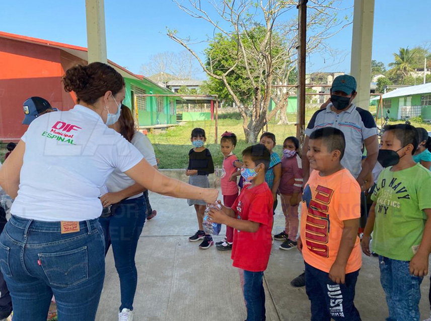 Regalan juguetes a infantes de las comunidades