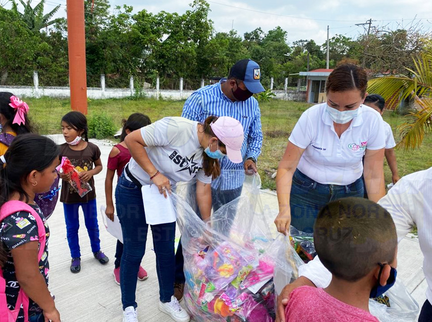 Regalan juguetes a infantes de las comunidades