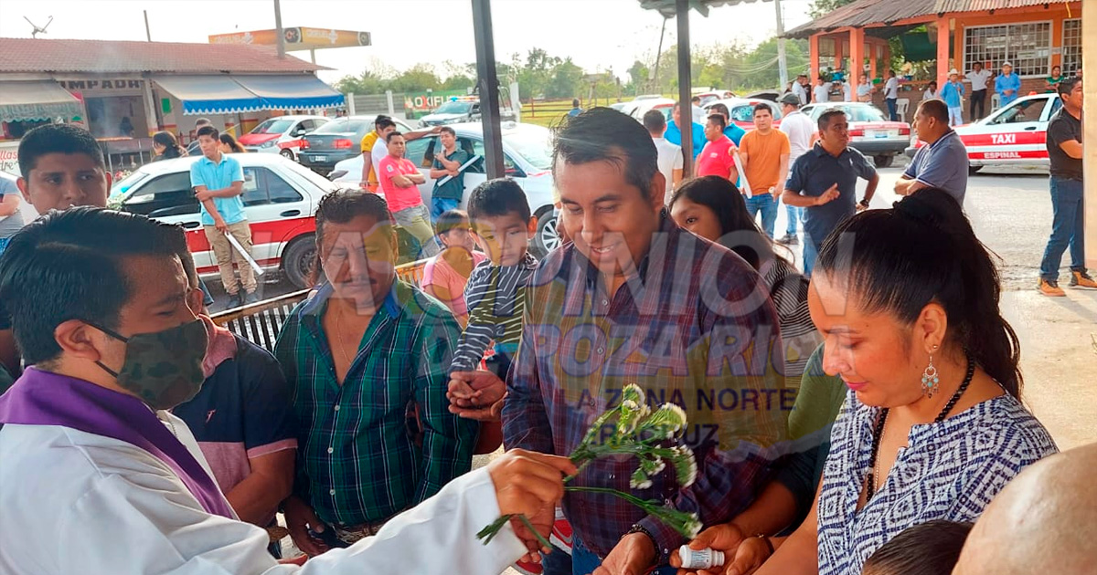 Sacerdote bendice a taxistas por Semana Santa
