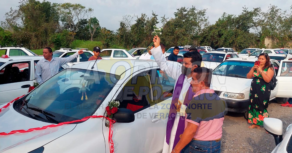 Sacerdote bendice a taxistas por Semana Santa