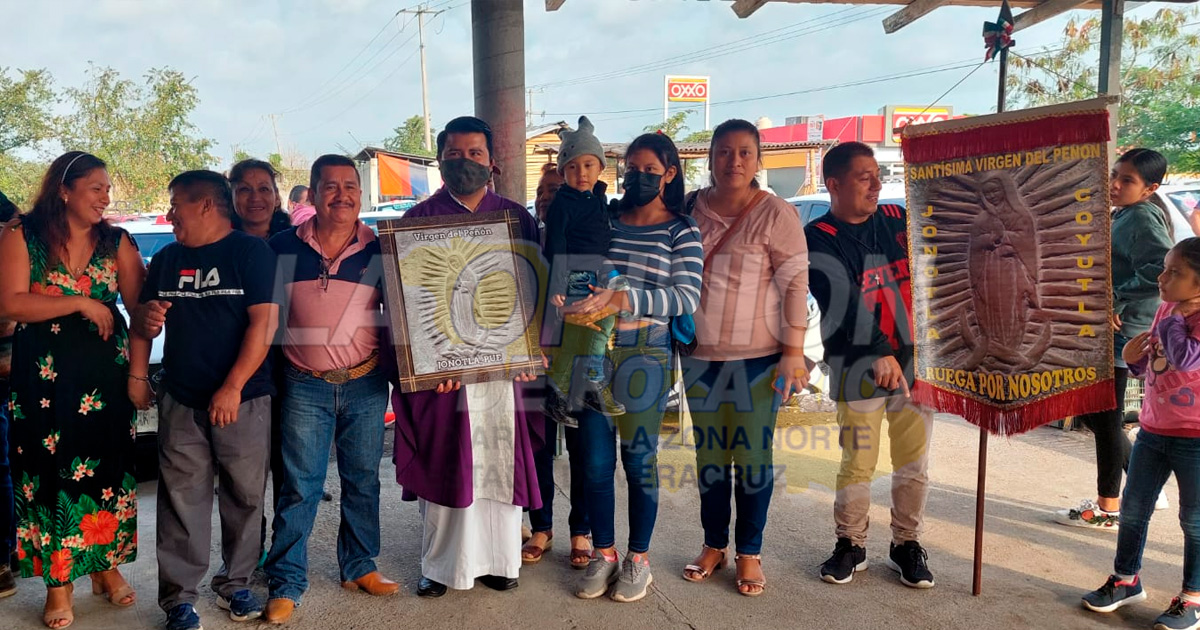 Sacerdote bendice a taxistas por Semana Santa