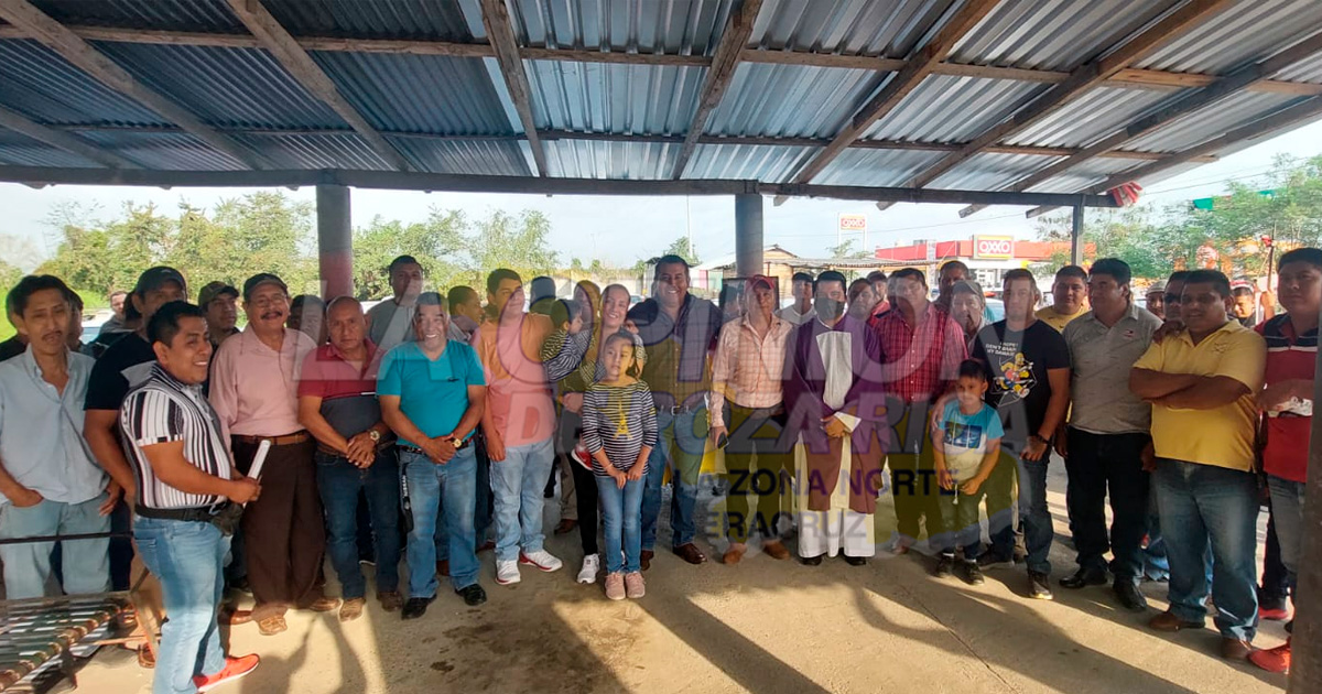 Sacerdote bendice a taxistas por Semana Santa