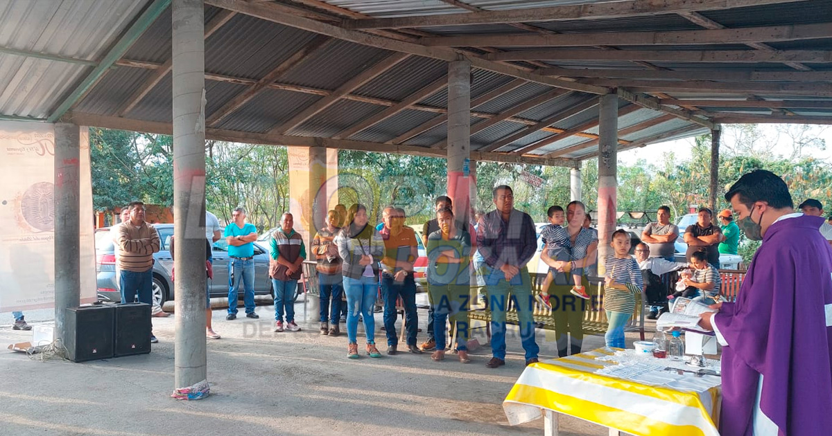 Sacerdote bendice a taxistas por Semana Santa