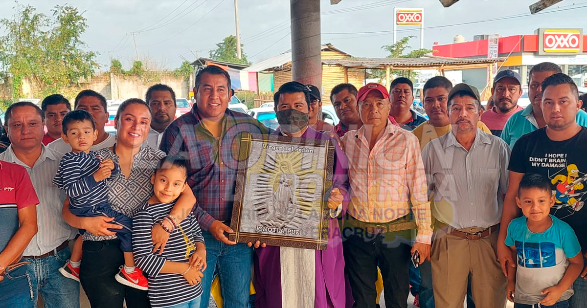 Sacerdote bendice a taxistas por Semana Santa