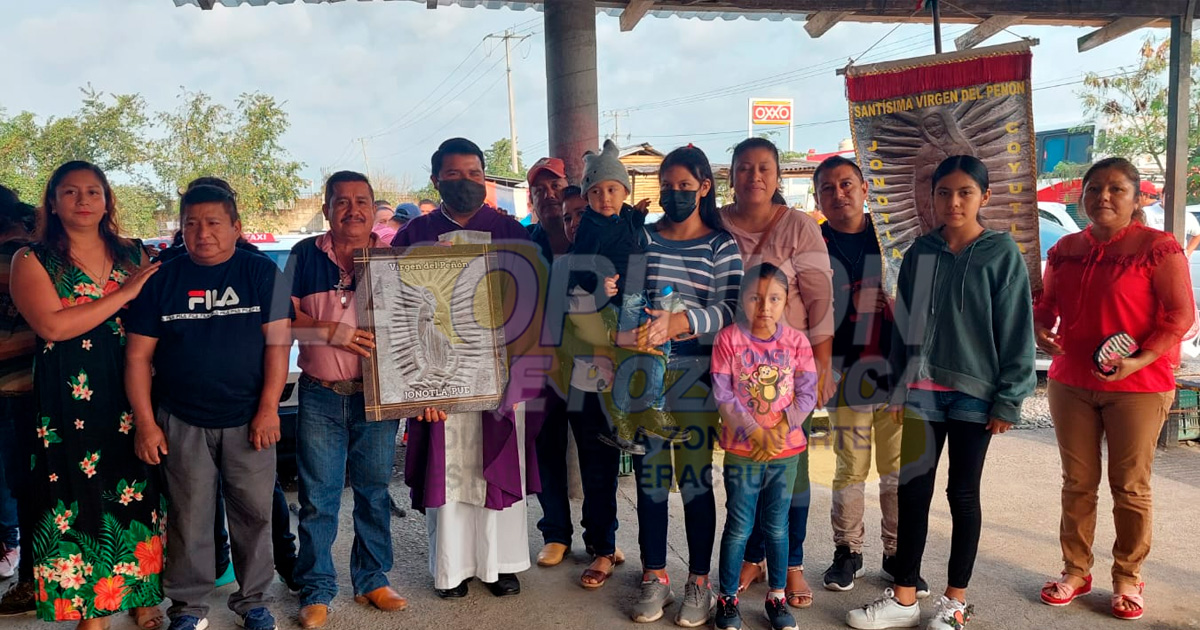 Sacerdote bendice a taxistas por Semana Santa