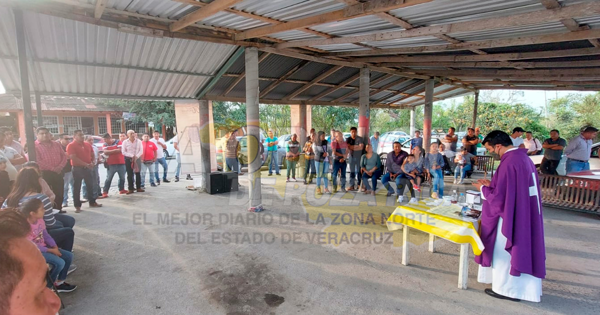 Sacerdote bendice a taxistas por Semana Santa