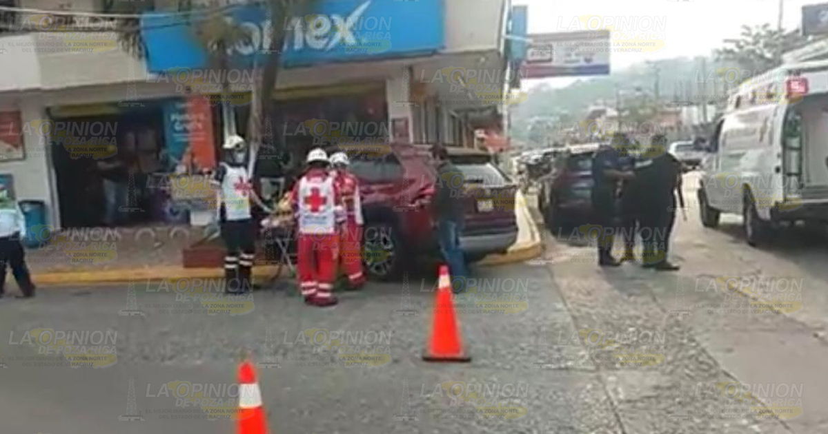 Se ensarta contra poste en calle Juárez