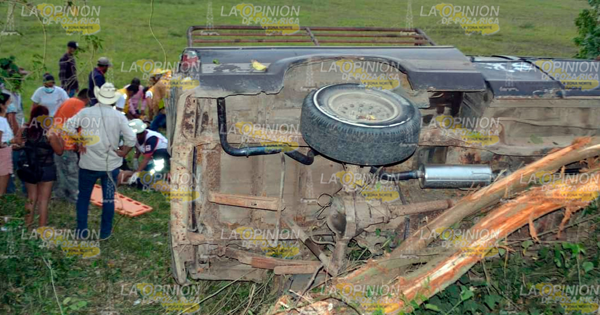 Seis lesionados deja volcadura de una camioneta