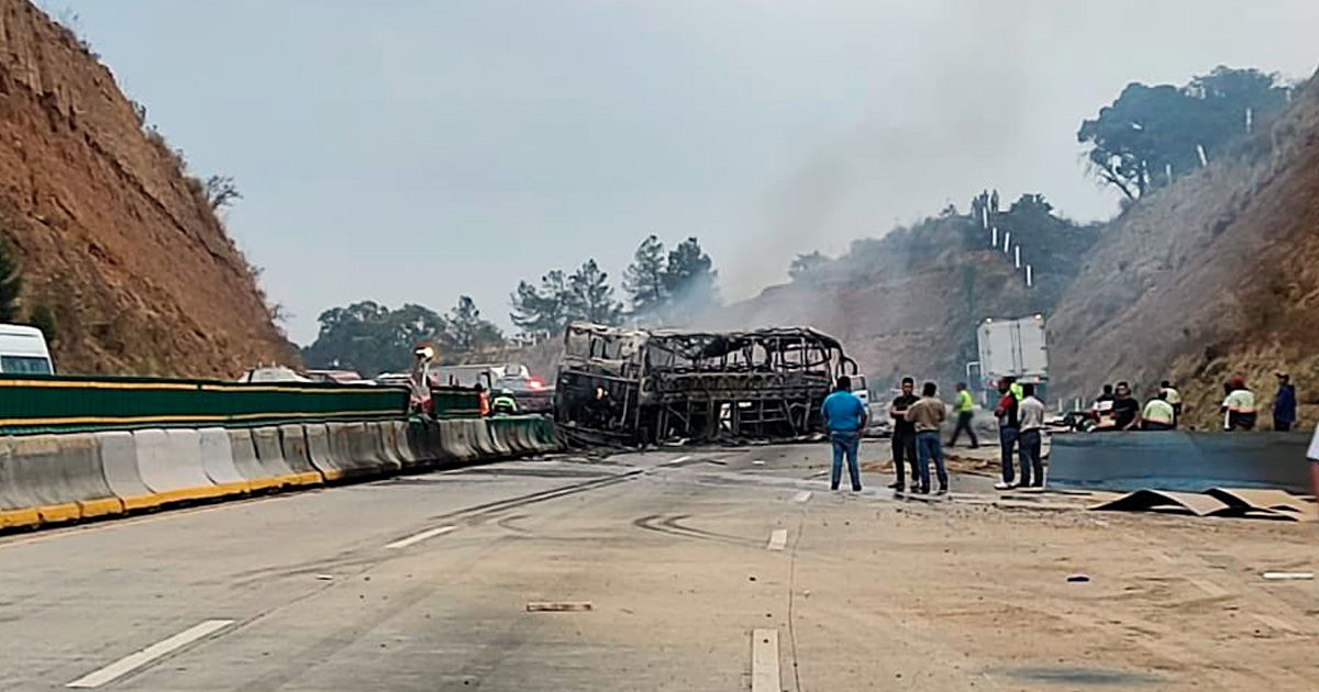 Tráiler y autobús chocan y se incendian en la México-Puebla; cierran ambos sentidos