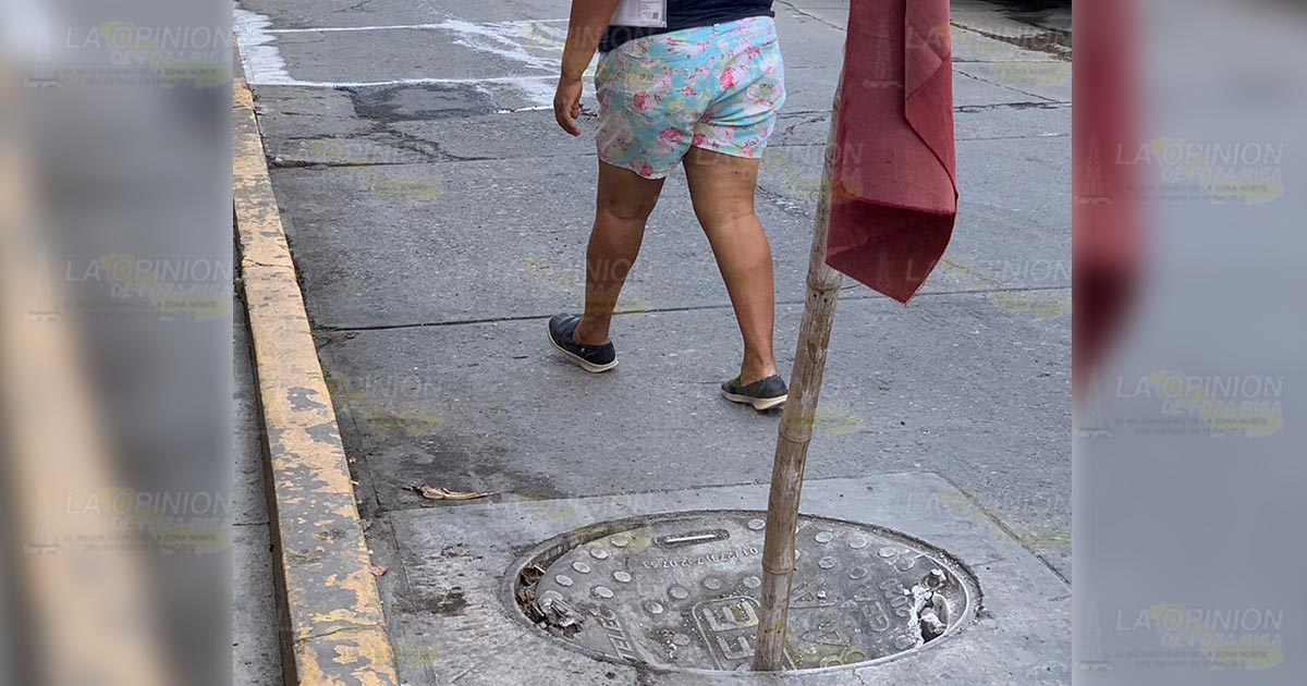 Truenan coladeras de CFE en la calle Cuauhtémoc Truenan coladeras de CFE en la calle Cuauhtémoc