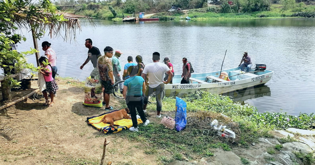 Turistas batallan para llegar a la playa de Chaparrales por la suspensión de la balsa