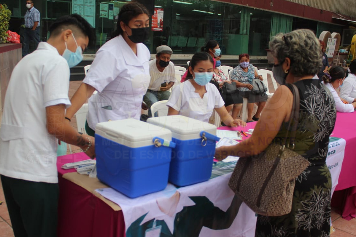 Vacunan contra covid-19, a personas de 18 años en adelante, rezagados y del sector salud en Poza Rica