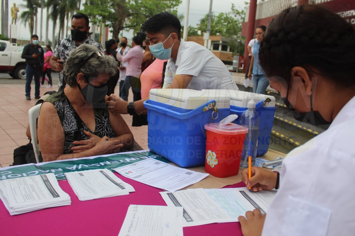 Vacunan contra covid-19, a personas de 18 años en adelante, rezagados y del sector salud en Poza Rica