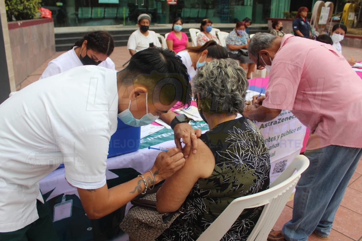 Vacunan contra covid-19, a personas de 18 años en adelante, rezagados y del sector salud en Poza Rica