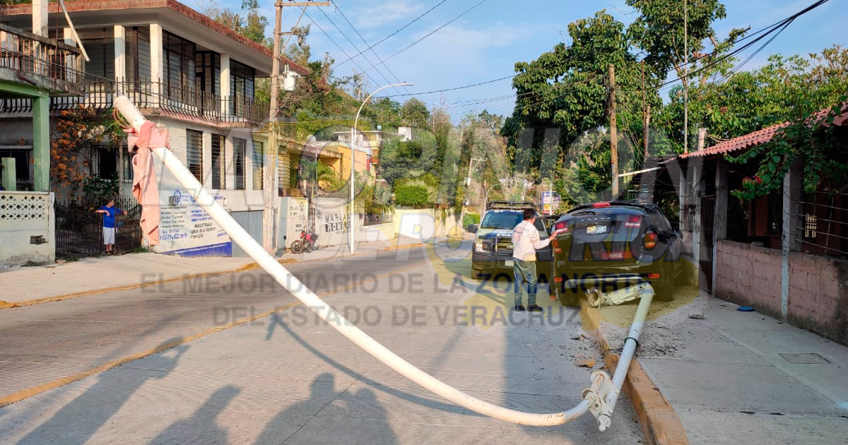 Veloz camioneta derriba poste y luminaria