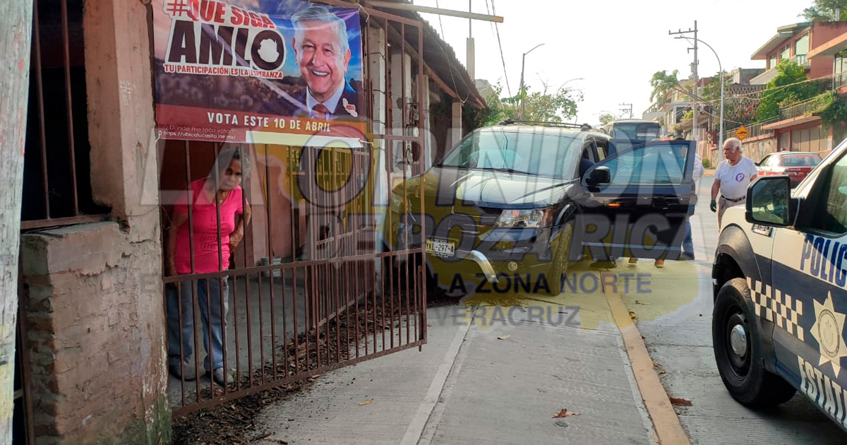 Veloz camioneta derriba poste y luminaria
