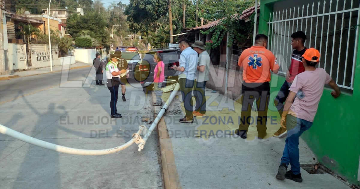 Veloz camioneta derriba poste y luminaria