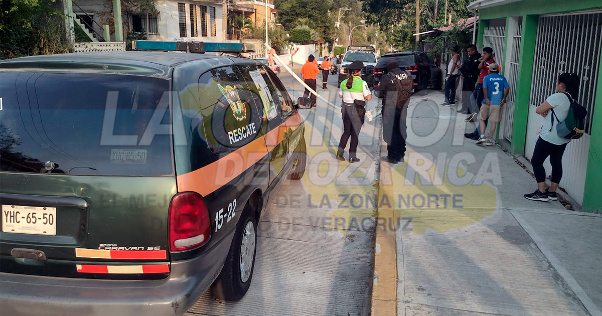 Veloz camioneta derriba poste y luminaria