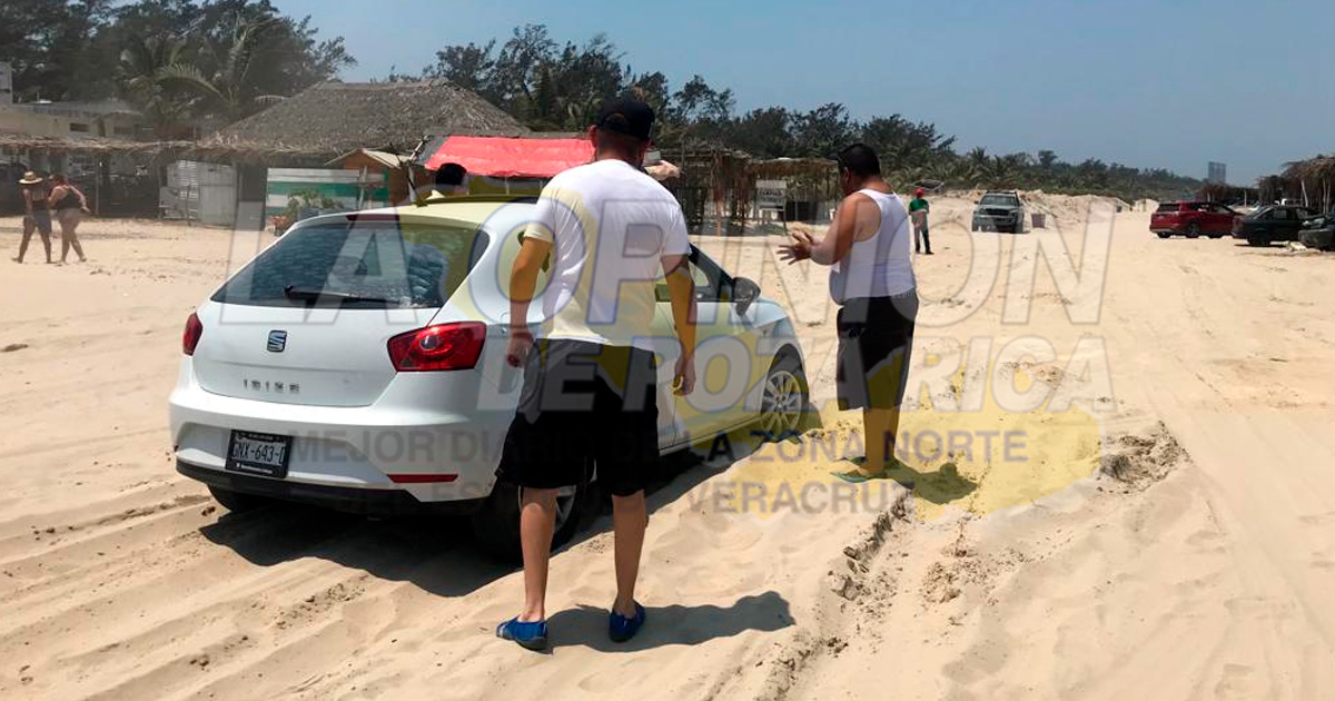 Viacrucis en la playa; vehículos atorados en la arena