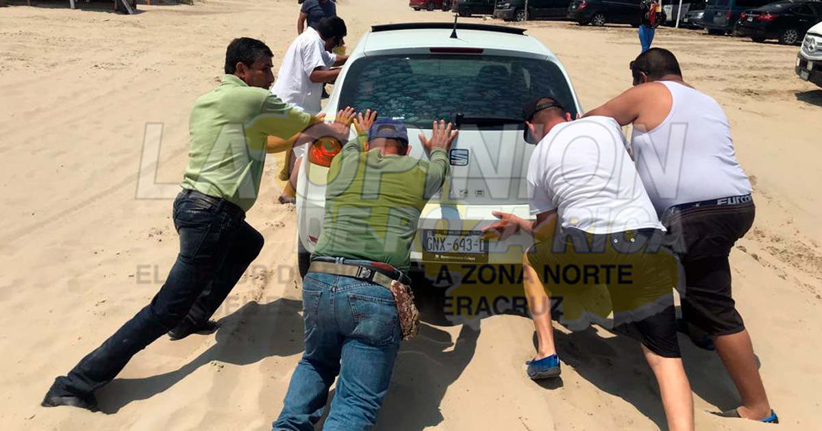 Viacrucis en la playa; vehículos atorados en la arena