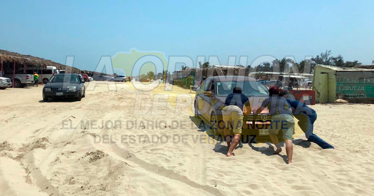 Viacrucis en la playa; vehículos atorados en la arena