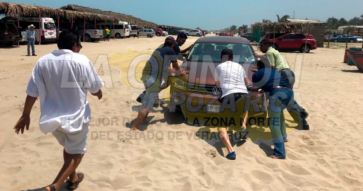Viacrucis en la playa; vehículos atorados en la arena