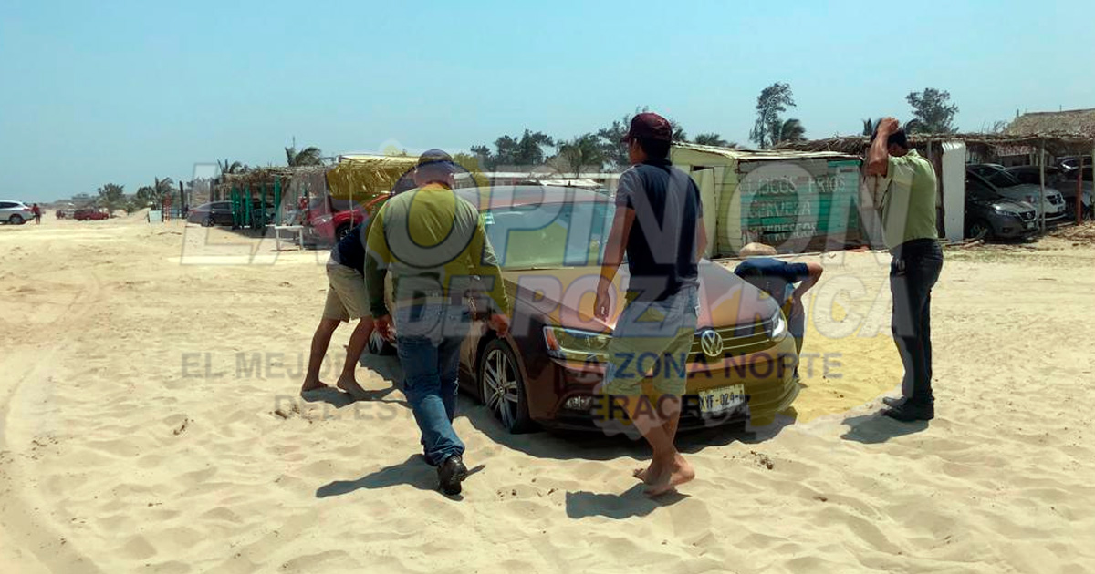 Viacrucis en la playa; vehículos atorados en la arena