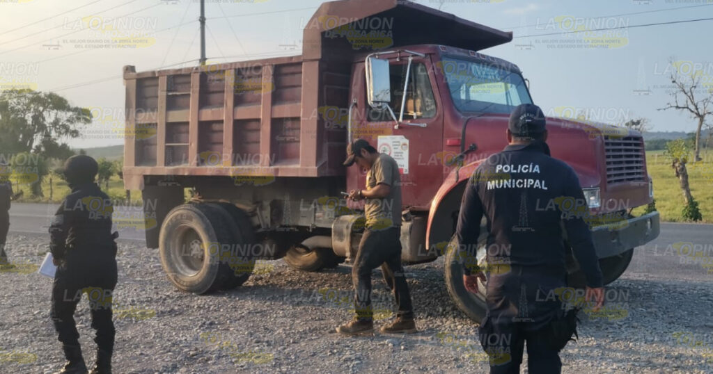Volteo reventó cables de luz; chofer manejaba borracho